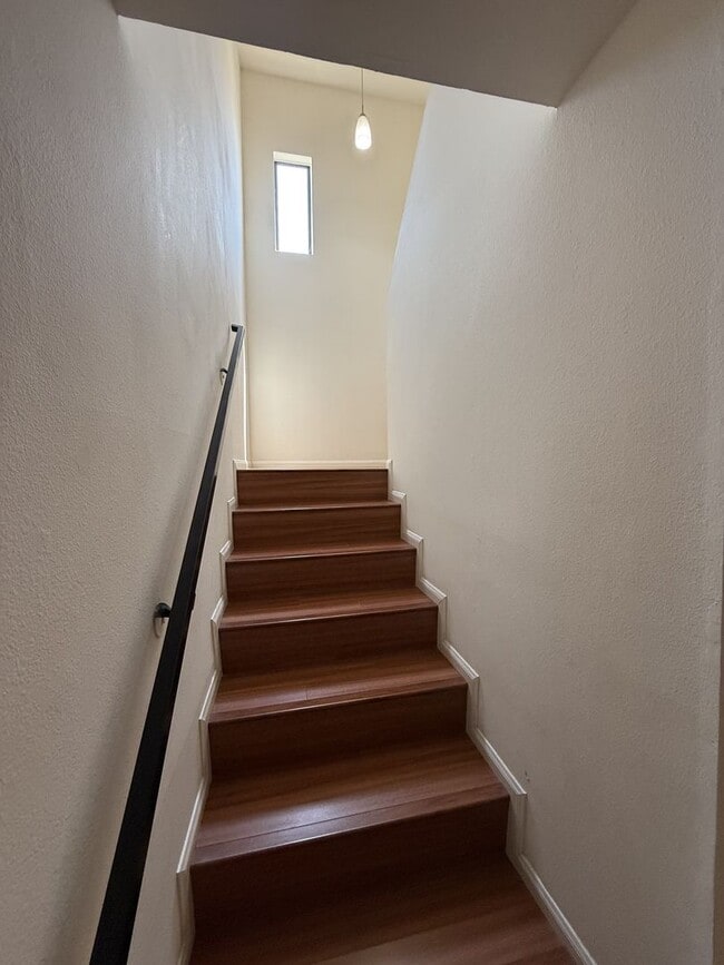Building Photo - Spacious and light-filled 3-bedroom, 2.5-b...