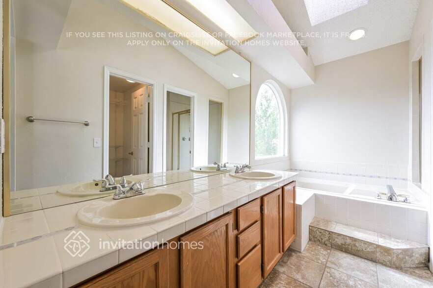 Building Photo - 1572 Beacon Hill Dr