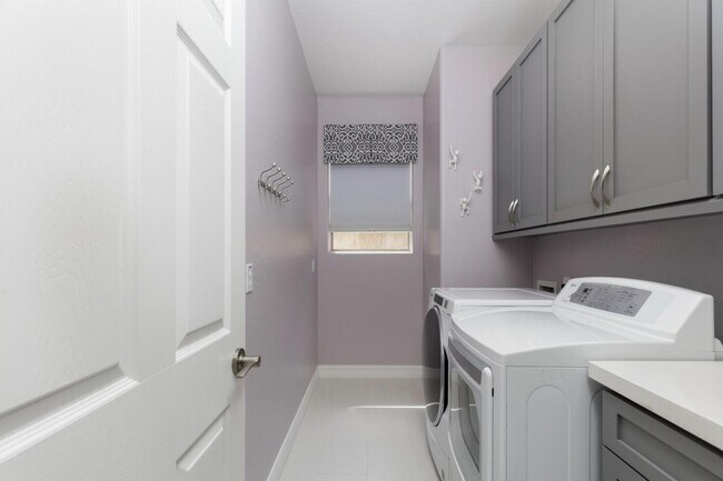 Building Photo - 7647 E Los Gatos Dr
