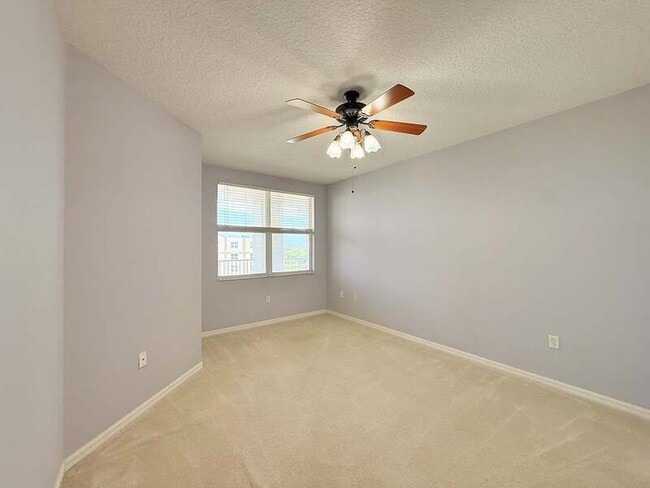 Building Photo - 1200 Country Club Dr