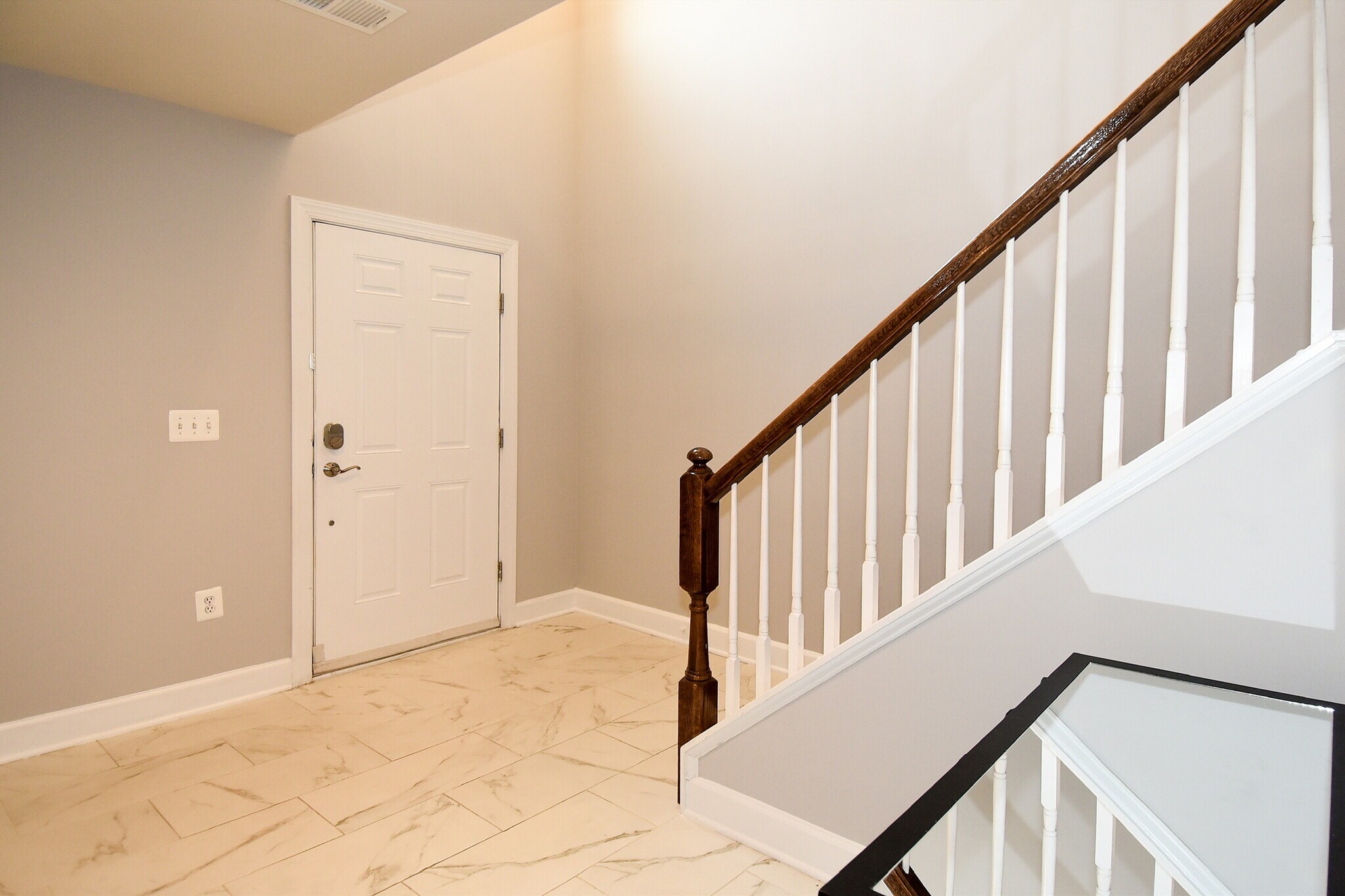 Building Photo - 2602 S Kenmore Ct