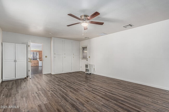 Building Photo - 9048 E Grandview St