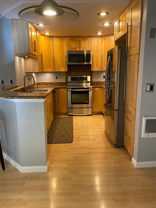 Building Photo - 1344 Bellevue Way NE