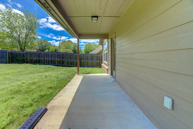 Building Photo - 3 Bed | Bath in Broken Arrow!