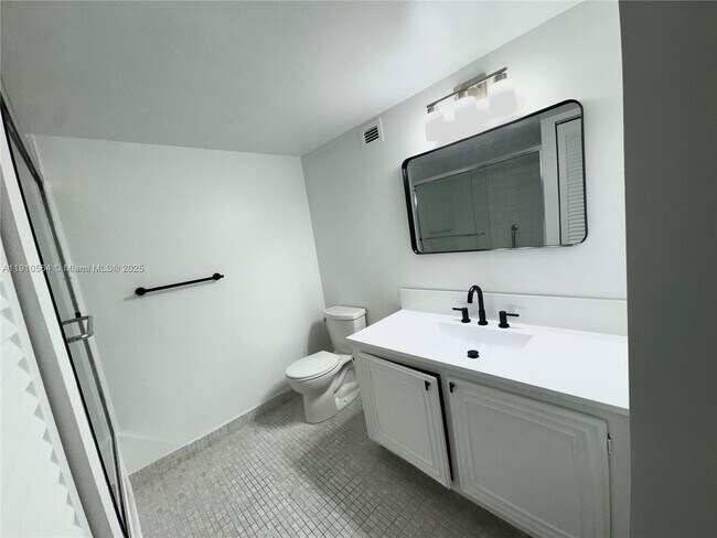 Building Photo - 800 Parkview Dr