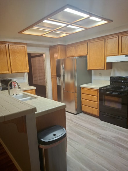 Building Photo - 4952 Ridgeview Dr