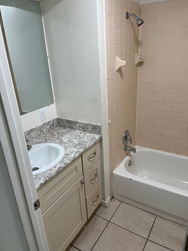 Building Photo - North Lakeland Apartment!