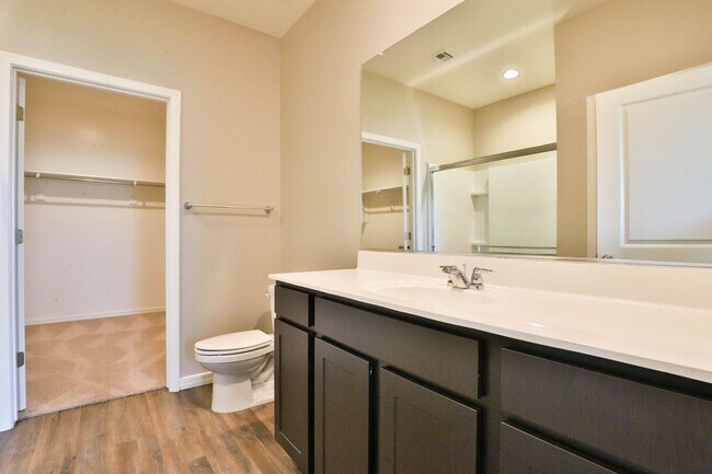 Building Photo - Spacious 4 bed 3 bath