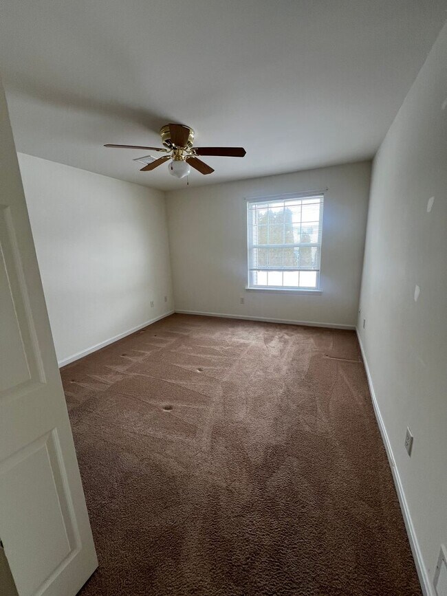 Building Photo - 34-37 Eastwick Lane