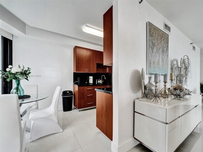 Building Photo - 20281 E Country Club Dr