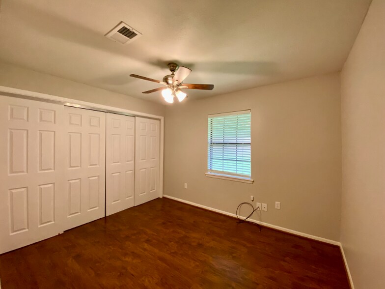 Building Photo - 5 Wind Drift Dr