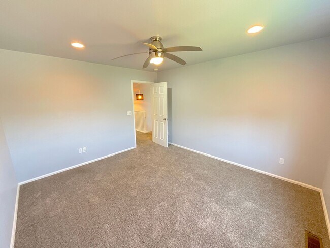 Building Photo - 6 Bedroom Home Available Near North Gate B...