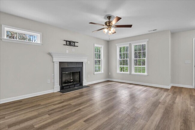 Building Photo - 3 Bedroom 2.5 Bathroom Home