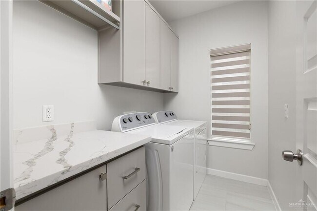 Building Photo - 24 Zenker Ave