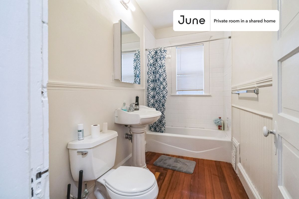Building Photo - Room in Shared 3 bed/1 bath home