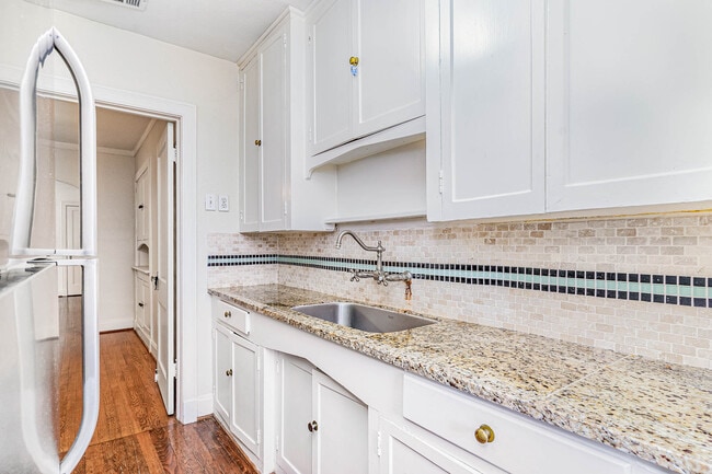 Building Photo - 5926 La Vista Dr