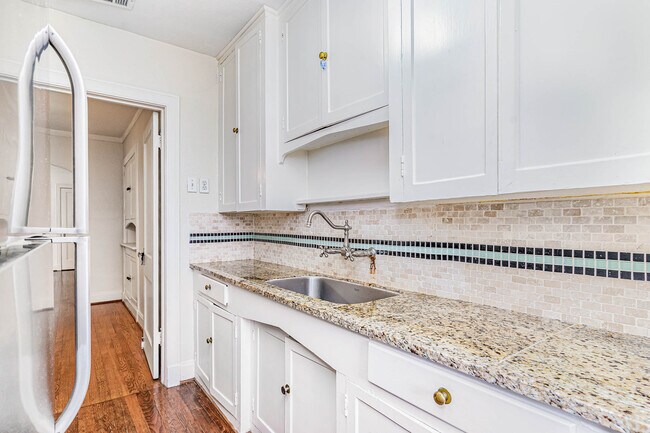 Building Photo - 5930 La Vista Dr