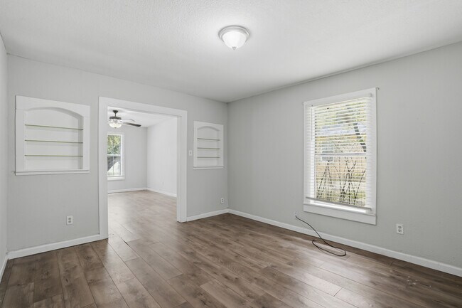 Building Photo - 505 E Heron St