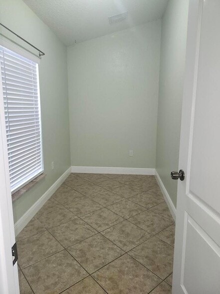 Building Photo - 4828 Cambridge St