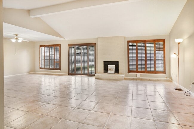 Building Photo - 3203 Silver Falls Dr