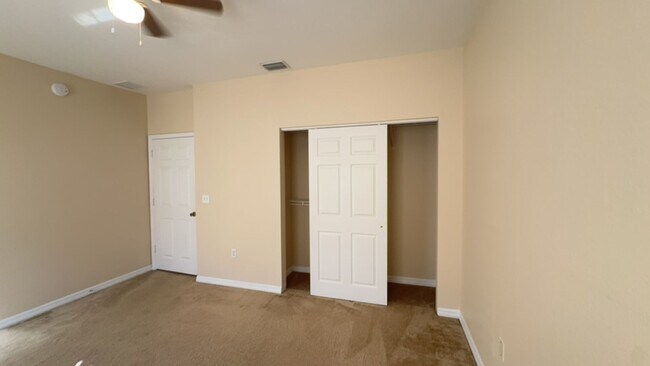 Building Photo - 3 BEDROOM 2 BATH 2 CAR GARAGE CONDO