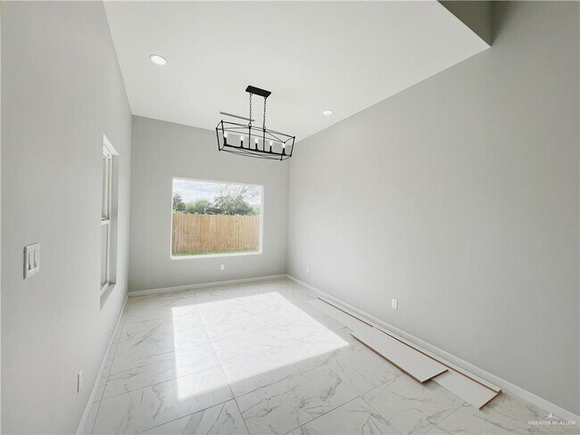 Building Photo - 14 N Woody Rd