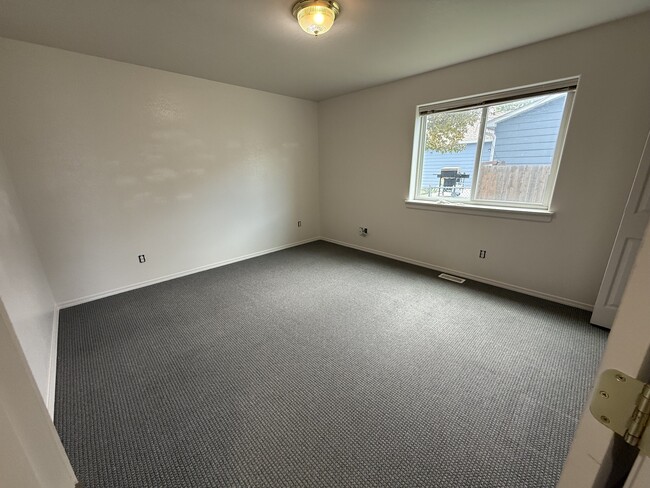 Building Photo - 913 Cardinal Dr