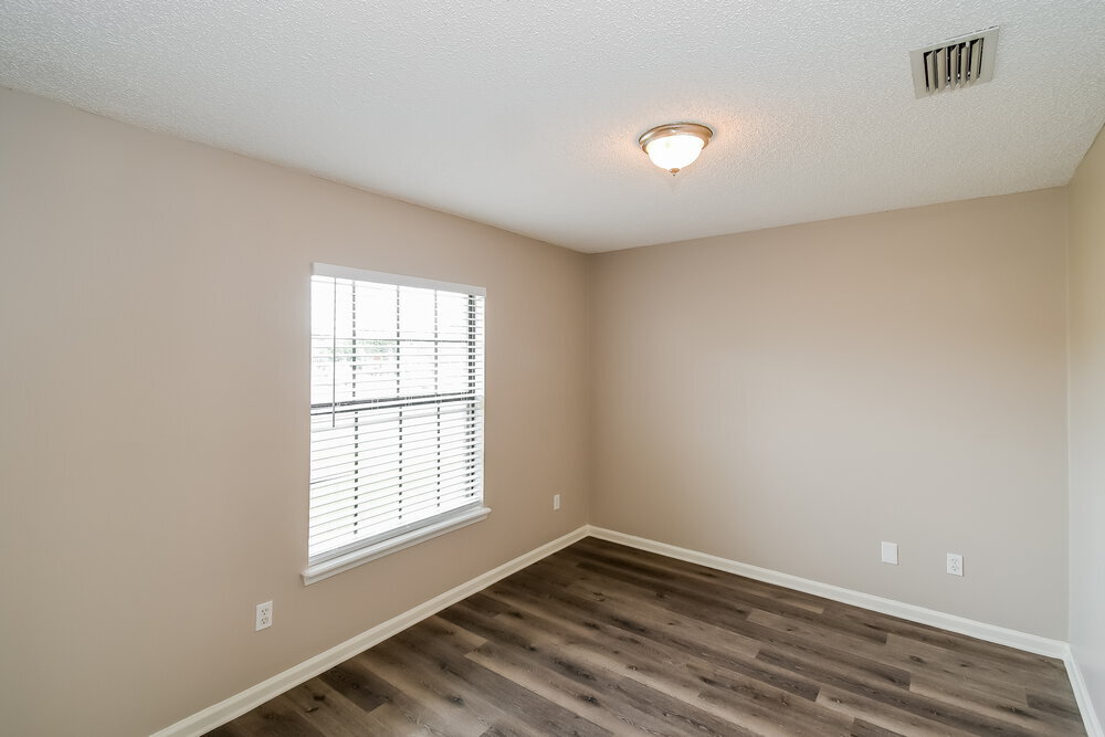 Building Photo - 596 Artesian Ln