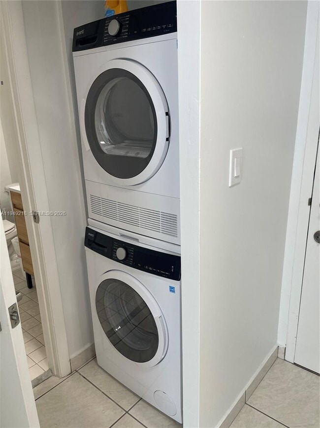 Building Photo - 3588 Collins Ave