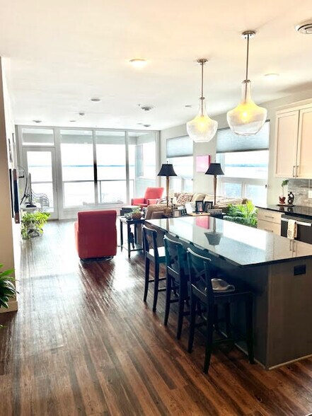 Building Photo - 624 E 1st St