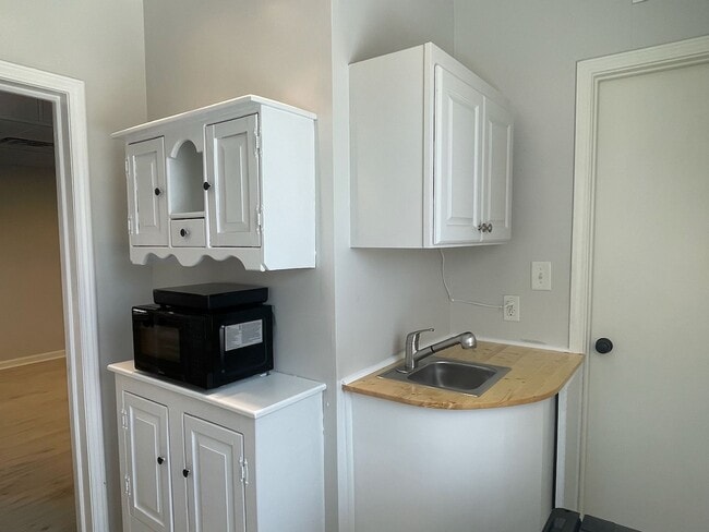 Building Photo - Private Basement Studio Apartment in Kirkwood.