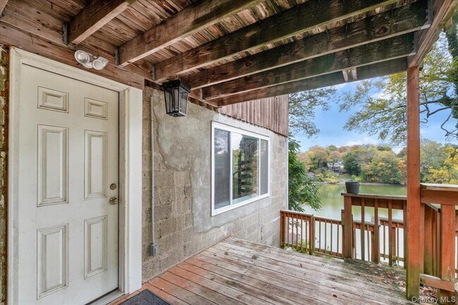 Building Photo - 333 Lake Dr