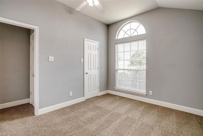 Building Photo - 578 Tanglewood Dr