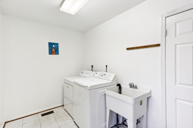 Building Photo - 15237 Jones Ln