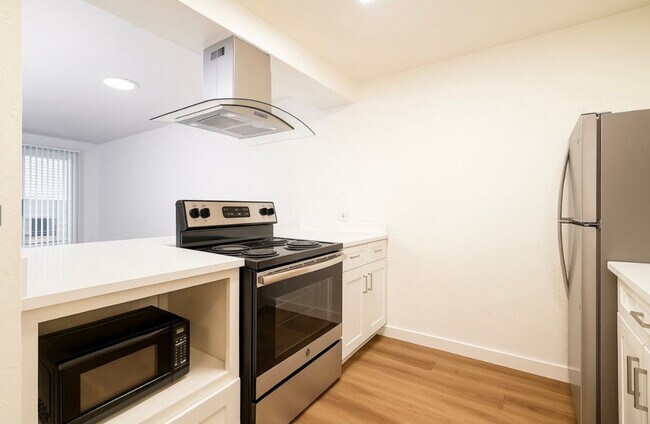 Building Photo - Welcome to Fairway Apartments  – Where Quiet Comfort Meets Convenience