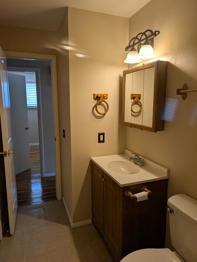 Upstairs full bathroom - 1160 Clinton St