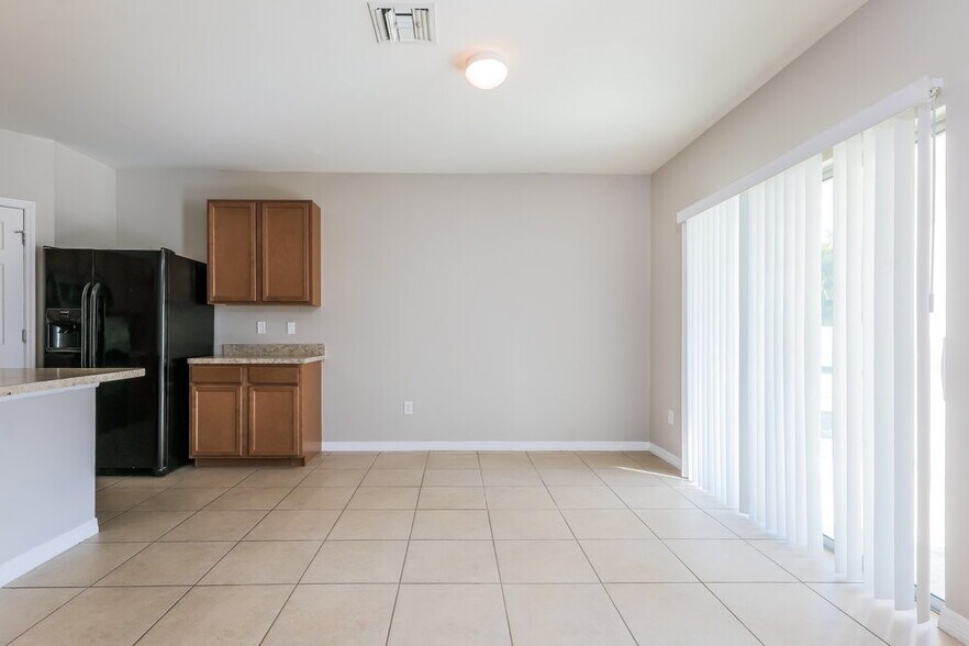 Building Photo - 4413 SW 15th Ave