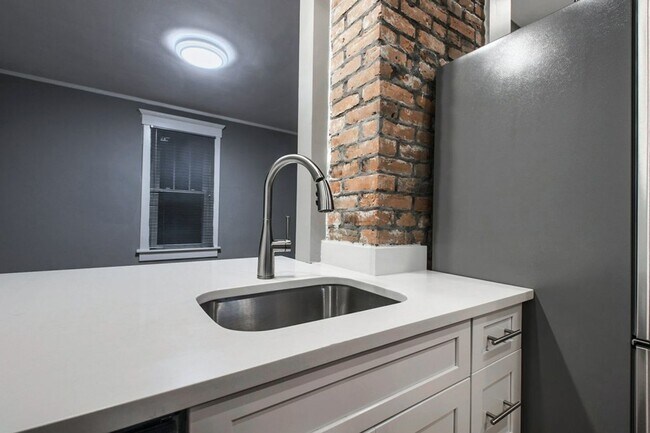 Building Photo - Summit St 2091-2091.5 MLR