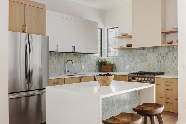 Building Photo - 2206 Holly St