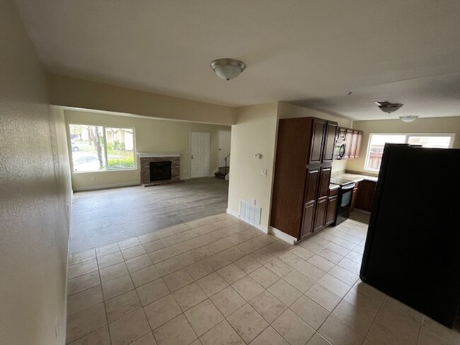 Building Photo - Great 3br/1.5ba end unit condo with 1 car ...