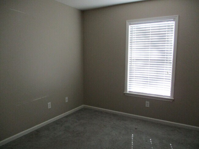Building Photo - Spacious 2 Bedroom Townhome with Bonus Room & Private Backyard