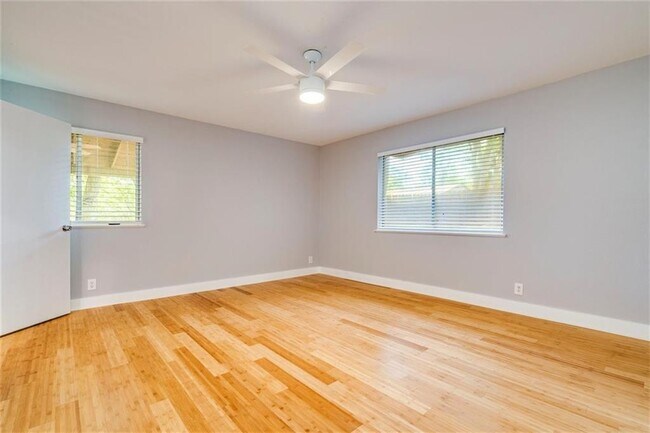 Building Photo - 3006 Lakeside Dr