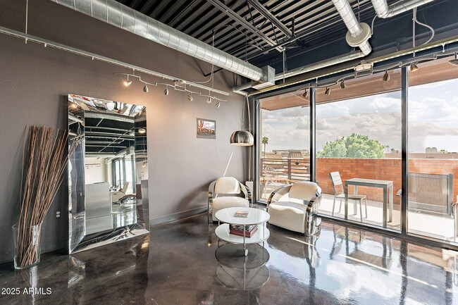 Building Photo - 4020 N Scottsdale Rd