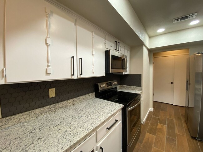 Building Photo - WHISPERING OAKS RARE FIND 3 BD/2 BA AVAILABLE APRIL 7TH!