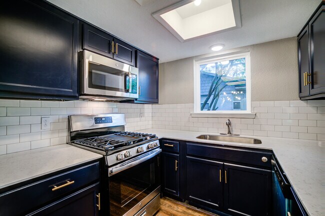 Building Photo - 2608 Driftwood Dr