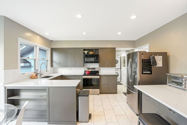 Building Photo - Fully furnished 5-bed, 3.5 bath home in hi...
