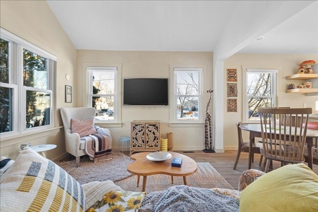 Building Photo - Stunning 4BR/2.5BA Home in Prime West End Location - 2 Car Garage!!