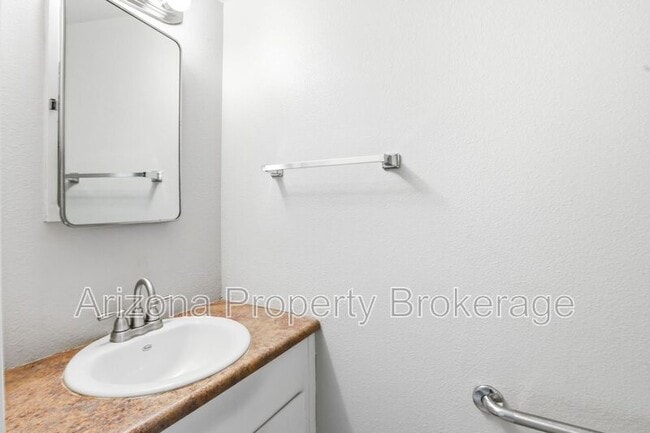 Building Photo - 3934 E Piccadilly Rd