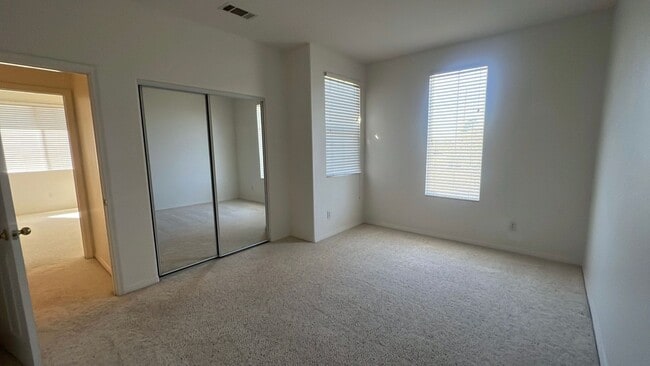 Building Photo - West Palmdale Home in Golf Course