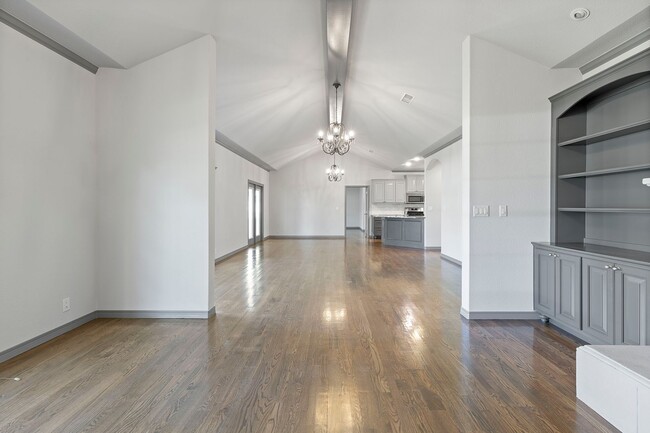 Building Photo - Luxury Living in a Gated Community